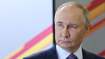 En esta fotografía de grupo distribuida por la agencia estatal rusa Sputnik, el presidente de Rusia, Vladimir Putin, recorre el Museo de la Gran Guerra Patria