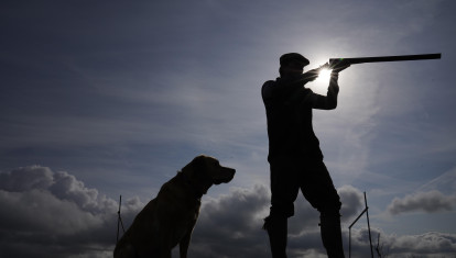 Un cazador junto a su perro