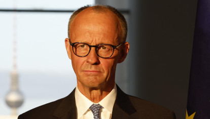 El recién elegido canciller alemán, Friedrich Merz, asiste a una ceremonia de entrega de poderes en la Cancillería de Berlín
