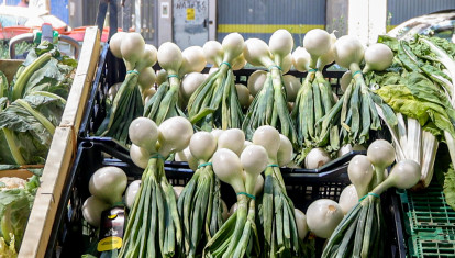 Un puesto de cebolletas en un mercadillo al aire libre, en Madrid