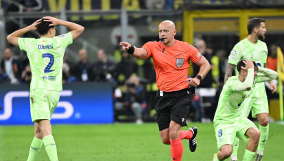 Los jugadores del Barça protestan una acción a Szymon Marciniak