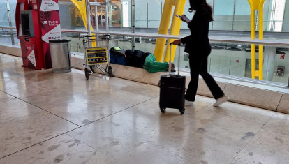 Vagabundo durmiendo a plena luz del día en el aeropue