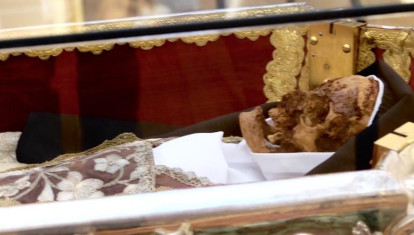 Veneración pública de los restos de Santa Teresa de Jesús en la Basílica de Nuestra Señora de la Anunciación de Alba de Tormes (Salamanca)