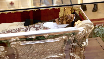 Veneración pública de los restos de Santa Teresa de Jesús en la Basílica de Nuestra Señora de la Anunciación de Alba de Tormes (Salamanca)