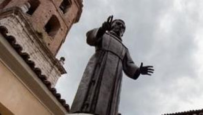 Estatua de San Pedro Regalado en la plaza de El Salvador de Valladolid