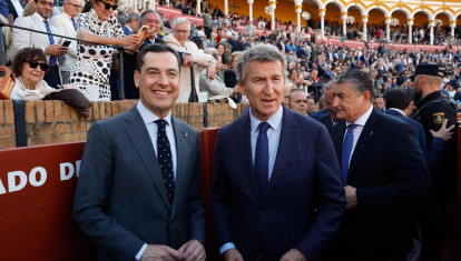 Alberto Núñez Feijóo y Juanma Moreno, en la plaza de la Maestranza, en Sevilla