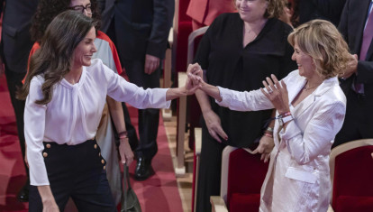 MURCIA, 14/05/2025.- La reina Letizia saluda a la periodista de TVE Almudena Ariza (d), a su llegada este miércoles al Teatro Romea de Murcia, donde ha presidido la entrega de Distinciones 2025 de Cruz Roja Española, con motivo del Día Internacional de Cruz Roja. EFE/Marcial Guillén