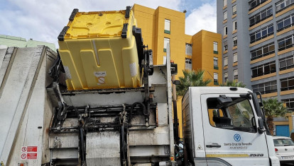 Un camión del servicio municipal de limpieza del Ayuntamiento de Santa Cruz de Tenerife recoge los envases plásticos del contenedor amarillo
