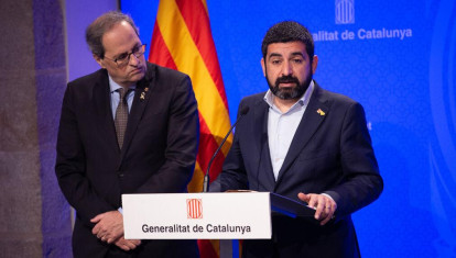 El que fuera consejero de Trabajo y Asuntos Sociales, Chakir el Homrani, de ERC, junto al expresidente de la Generalitat Quim Torra