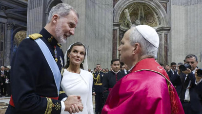 Los Reyes de España, Felipe VI y Letizia, conversan con el papa León XIV, tras finalizar la misa del inicio del pontificado este domingo en la plaza de San Pedro en el Vaticano
