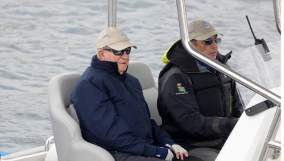 El Rey Juan Carlos y Pedro Campos embarcando en Sanxenxo