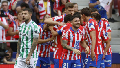 Jugadores del Atlético de Madrid celebran tras marcar el primer gol del equipo