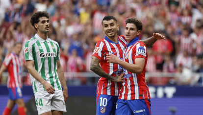Julián Álvarez celebra un gol ante el Betis