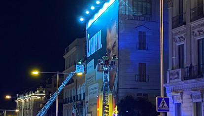 Desmantelan la lona de Hazte Oír frente al Congreso con la imagen de Sánchez