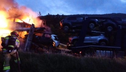 Los Bomberos de la Diputación de Soria trabajan en el incendio de un camión cargado de coches eléctricos