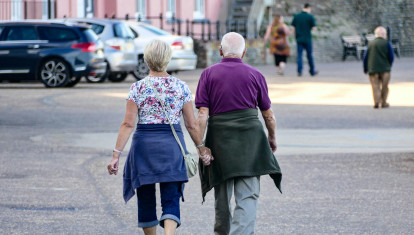 Una pareja de personas mayores