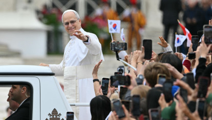 Pope Leo XIV waves to the crowd during the weekly general audience at St Peter's Square in The Vatican on May 21, 2025. (Photo by Alberto PIZZOLI / AFP)