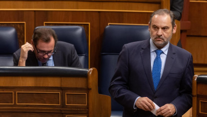 José Luis Ábalos en un Pleno del Congreso junto a Óscar Puente