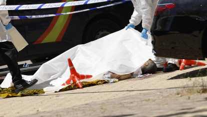 Agentes forenses se preparan para levantar el cuerpo del exdiputado ucraniano Andrey (Andriy) Portnov, tras ser asesinado a tiros frente al colegio de sus hijos en Pozuelo de Alarcón, cerca de Madrid