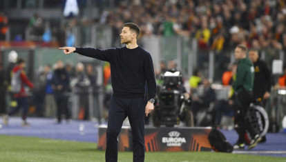 Xabi Alonso dirigiendo un partido del Bayer Leverkusen
