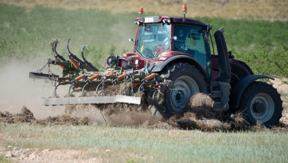 Un tractor ara el campo en España