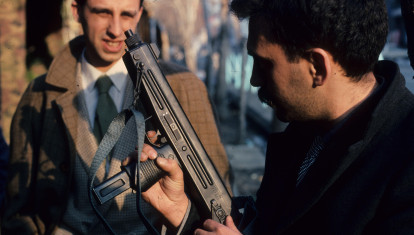 Revisando armamento español capturado en la guerra de Irak contra Irán