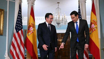 El secretario de Estado de Estados Unidos, Marco Rubio, le muestra al ministro de Asuntos Exteriores español, José Manuel Albares, dónde situarse
