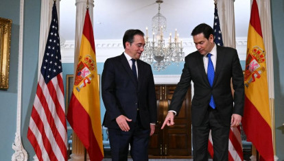El secretario de Estado de Estados Unidos, Marco Rubio, le muestra al ministro de Asuntos Exteriores español, José Manuel Albares, dónde situarse