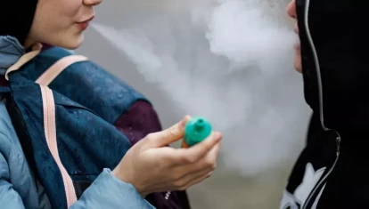 Fotografía de archivo de jóvenes utilizando vapeadores