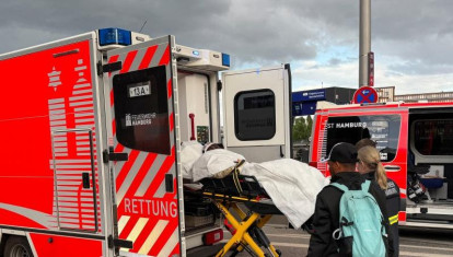 Miembros de los servicios de emergencia trabajan en la estación principal de tren de Hamburgo, donde varias personas fueron apuñaladas