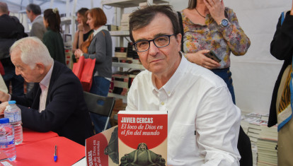 Javier Cercas firma en Barcelona ejemplares de su libro
