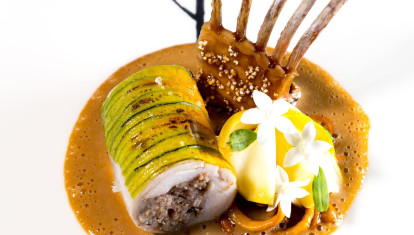 Balotina y costilla de conejo con flor de calabacín y salsa escabechada, del restaurante Prodigi