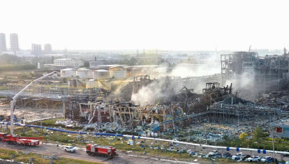 Rescatistas trabajan en el lugar de la explosión de una empresa química en la ciudad de Gaomi, provincia oriental china de Shandong