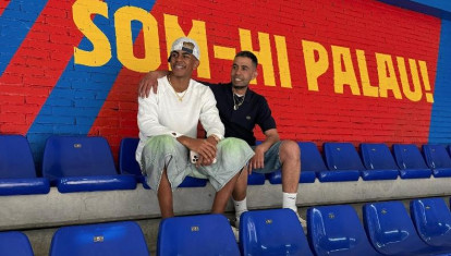 Lamine Yamal, junto a su padre Mounir Nasraoui tras firmar su renovación de contrato hasta 2031