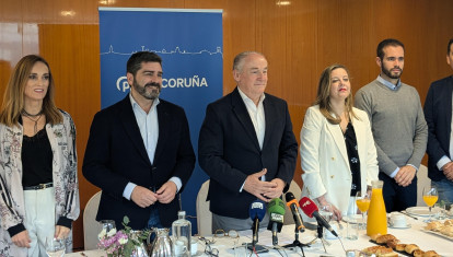 Miguel Lorenzo (centro), junto a otros concejales del PP de La Coruña