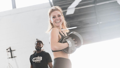 El fitboxing combina boxeo con ejercicios funcionales al ritmo de la música