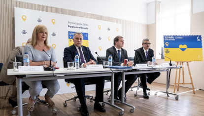 La fontanera del PSOE Leire Díez(I-D) La Directora de Relaciones Institucionales y Filatelia, Leire Díez Castro; el Consejero Diplomático del Presidente de Ucrania, Igor Zhovka; el presidente de Correos, Juan Manuel Serrano, y el embajador ucraniano en España, Serhii Pohoreltsev, durante la presentación de un sello dedicado a Ucrania, en el Edificio Clara Campoamor Conde de Peñalver, a 30 de mayo de 2022, en Madrid (España). Hoy entra en circulación el sello de correo ‘España con Ucrania. 2022’, después de que el Boletín Oficial del Estado (BOE) haya publicado una resolución de las Subsecretarías de Transportes, Movilidad y Agenda Urbana y de Hacienda y Función Pública sobre su emisión y puesta en circulación. La distribución a los puntos de venta cesará el 31 de diciembre de 2024, aunque conserva indefinidamente su valor a efectos de franqueo.

A. Pérez Meca / Europa Press
30 MAYO 2022;MADRID;CORREOS;SELLO;UCRANIA;EDIFICIO CLARA CAMPOAMOR
30/5/2022