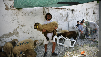 Un hombre con un cordero antes de ser sacrificados durante la Fiesta del Cordero, ‘el Eid al Adha’, en 2023, en Ceuta (España).