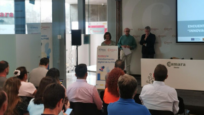 Los asistentes atienden en la conferencia sobre digitalización