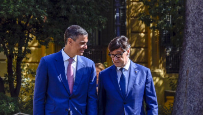 El presidente del Gobierno, Pedro Sánchez, y su homólogo catalán, Salvador Illa, en la Conferencia de Presidentes