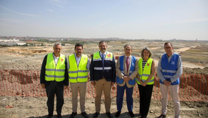 El consejero de Vivienda, Transportes e Infraestructuras, Jorge Rodrigo Domínguez visita la construcción junto con el Presidente de Valdecarros, Luis Roca de Togores