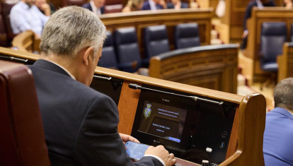 Santos Cerdán leyendo el informe de la UCO en el Congreso