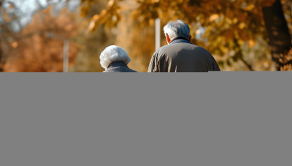 Una pareja de ancianos en el parque