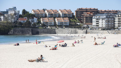 Varias personas en la playa de Sangenjo, en Pontevedra