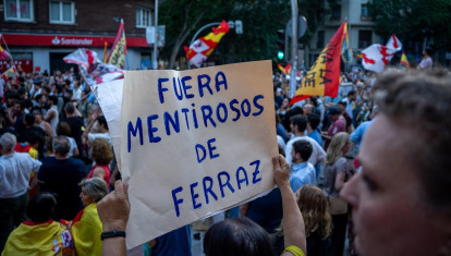 Varias personas durante una concentración en la sede del PSOE en Ferraz