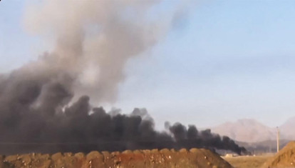 Una columna de humo se levanta cerca de la central nuclear iraní de Natanz