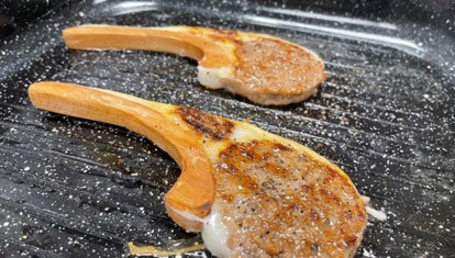 Elaborado de carne sintética en forma de chuletas de cordero