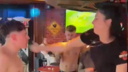 Un cliente del bar de Benidorm que ha pagado por recibir un tortazo