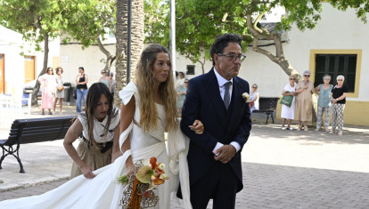 Belén Ecija  llegando a la iglesia del brazo de su padre Daniel Écija en Menorca, este sábado