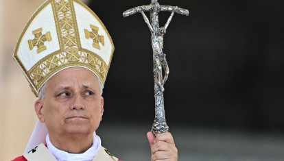 El Papa León XIV, con el báculo que tradicionalmente empleaba Juan Pablo II
